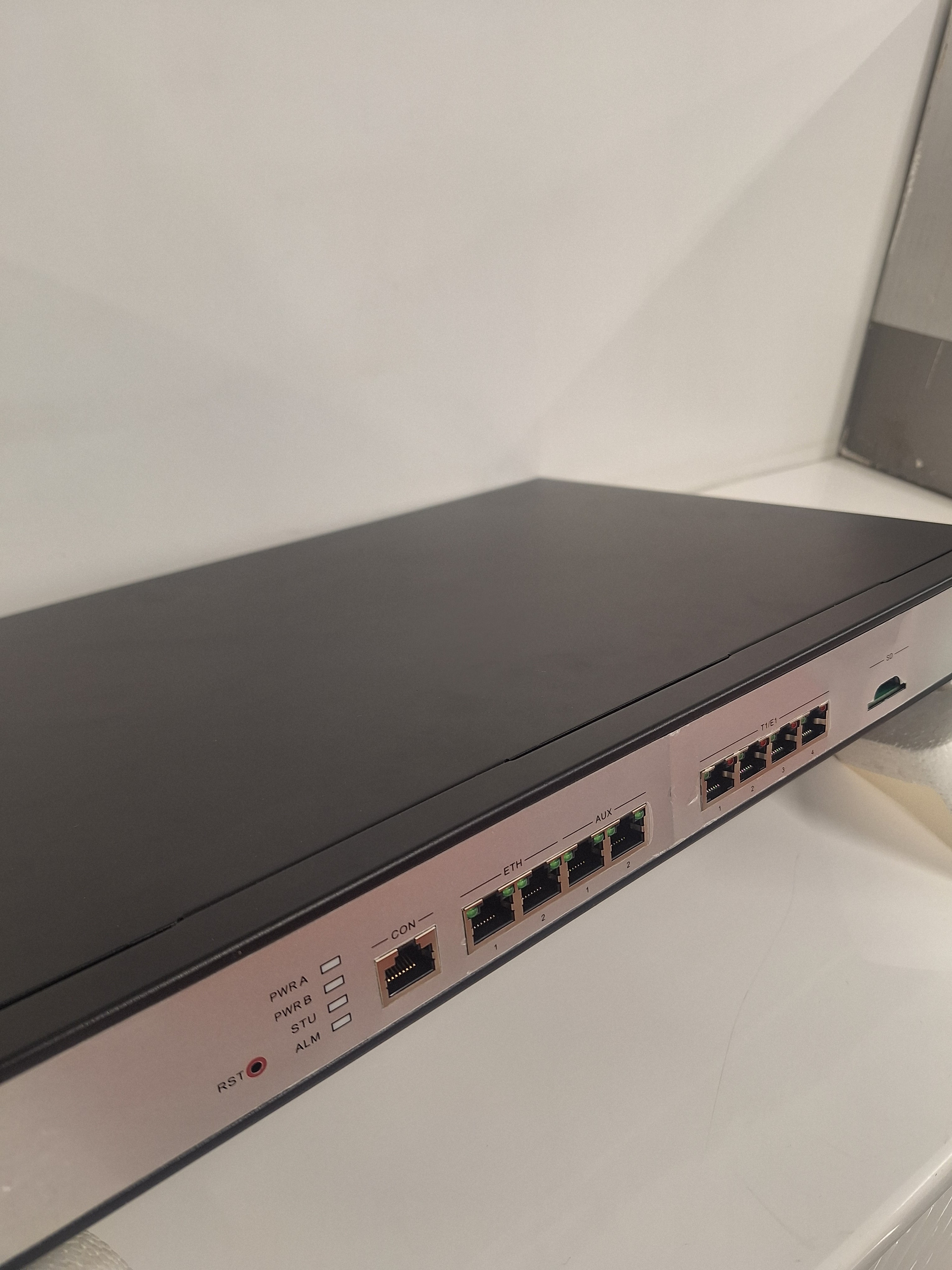 گیت وی نیوراک GATEWAY NEWROCK MX100G-S-4E1